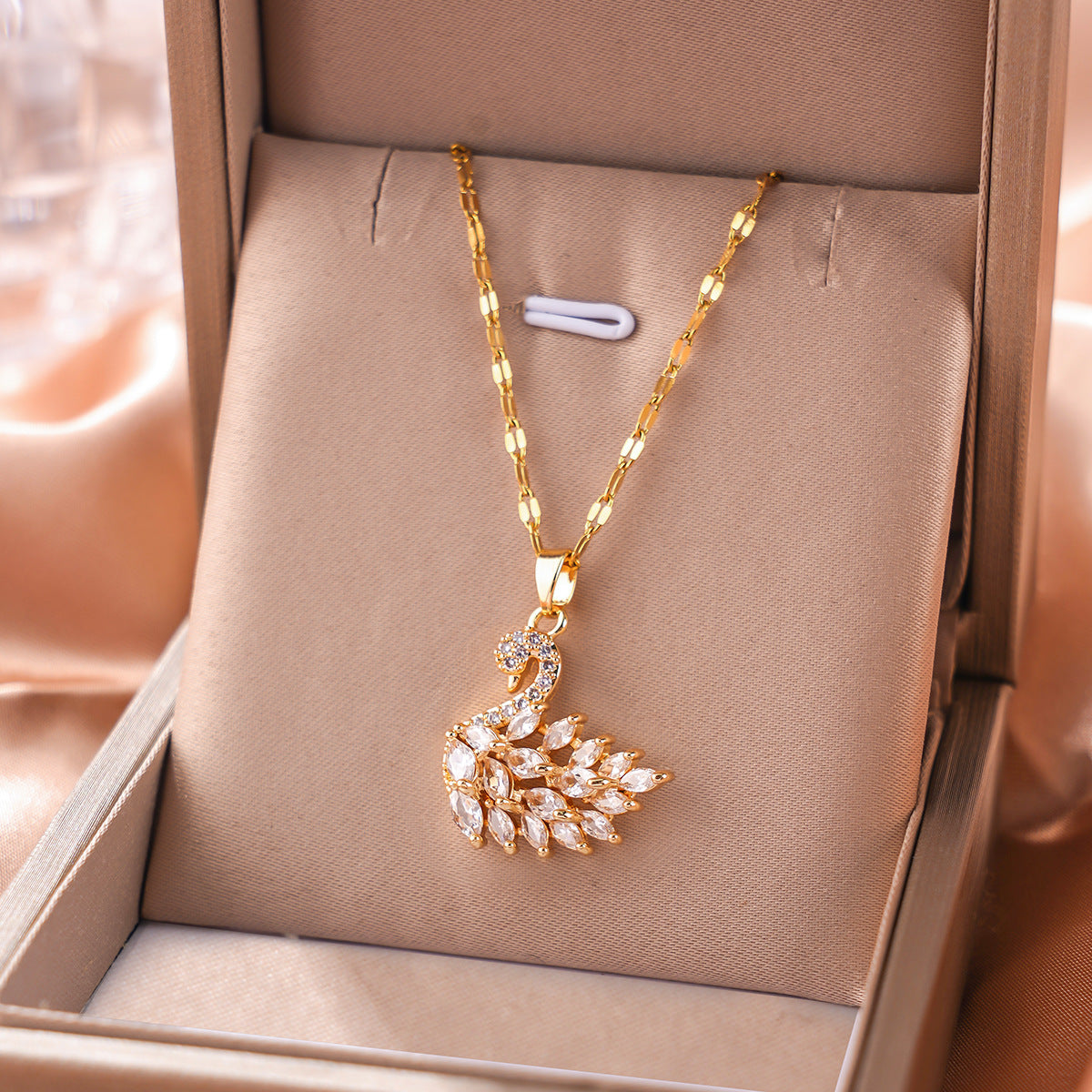 18K Gold Plated High Sense Lips Swan Necklace