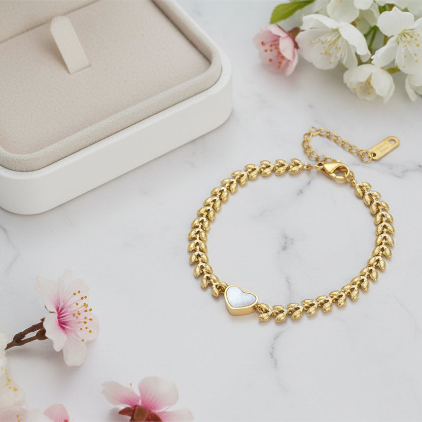 European Design Fashionable Retro Heart-Shaped Shell Bracelet set in 18K Gold Plating
