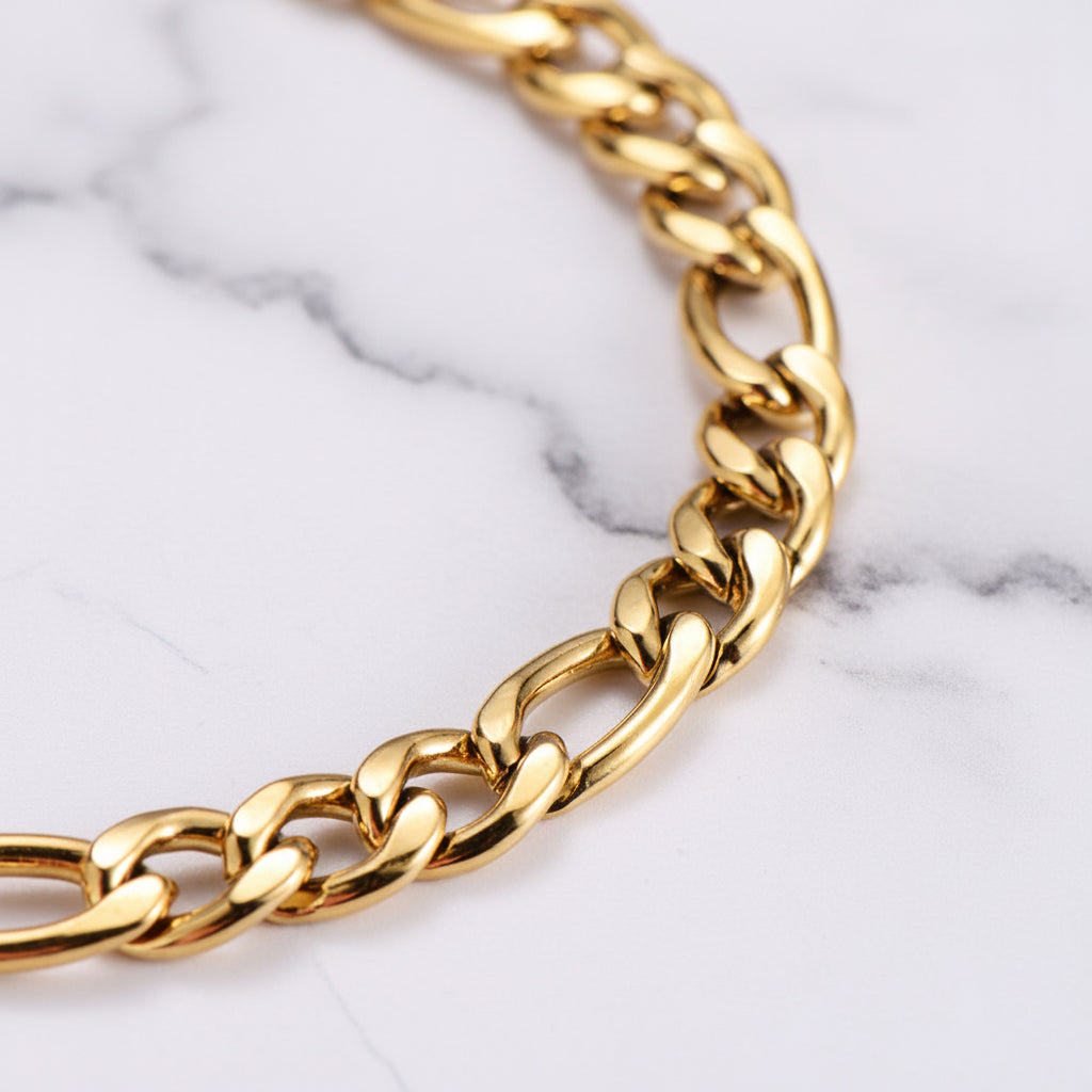 Classic Curb Chain Design Bracelet set in 18K Gold Plating