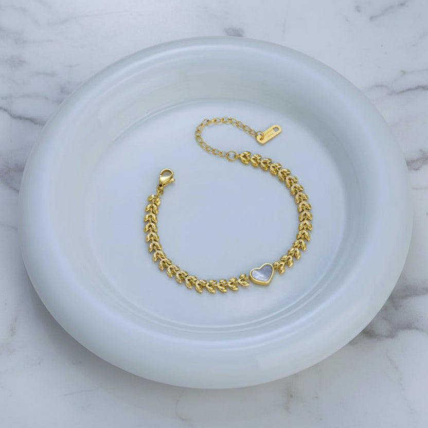European Design Fashionable Retro Heart-Shaped Shell Bracelet set in 18K Gold Plating