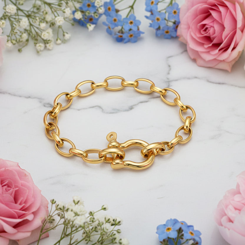 American Design U-shaped Lock Chain Bracelet set in 18K Gold Electroplating