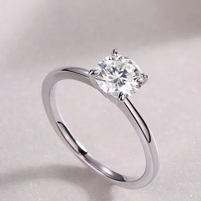 Four-Claw Engagement Ring 1 Carat Moissanite Diamond set in Platinum Plated 925 Silver (GRA)