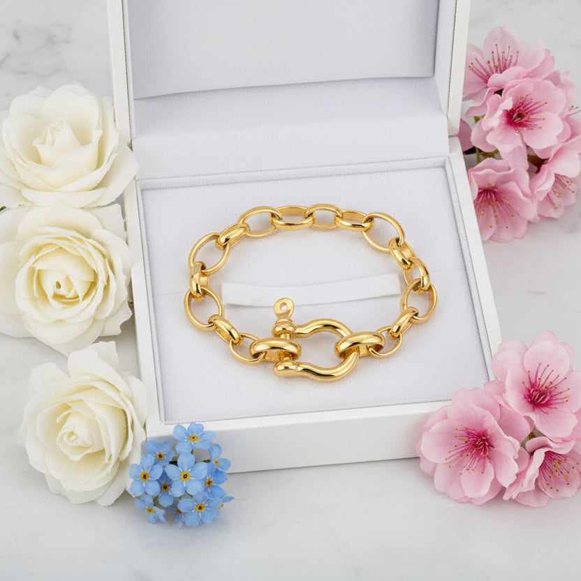 American Design U-shaped Lock Chain Bracelet set in 18K Gold Electroplating