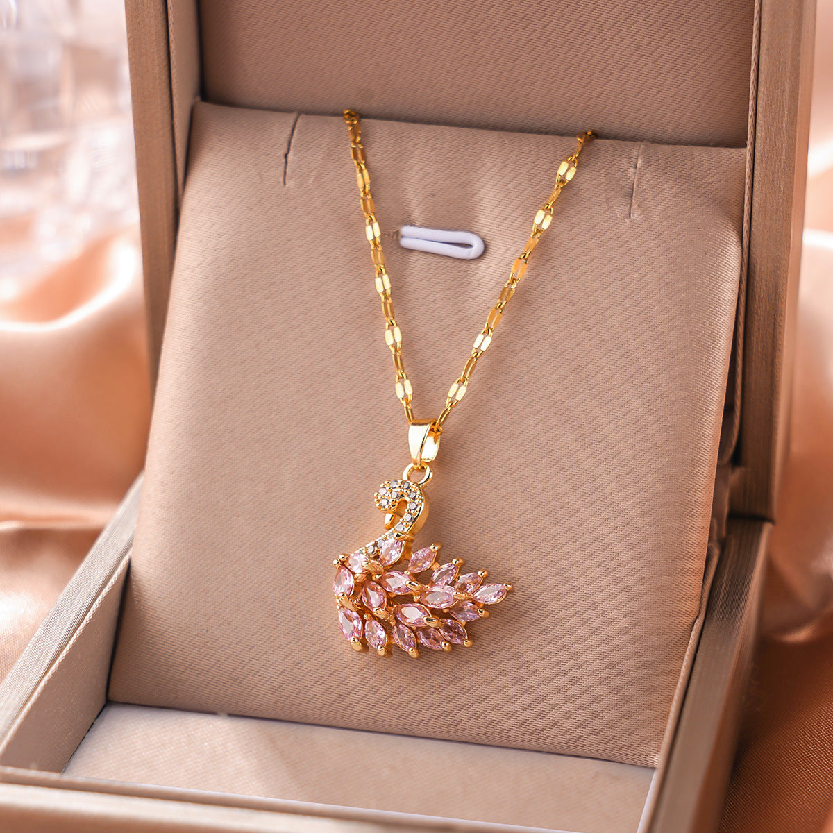 18K Gold Plated High Sense Lips Swan Necklace