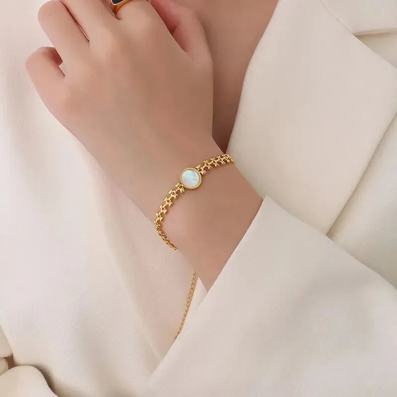 European Design Fashionable Retro Heart-Shaped Shell Bracelet set in 18K Gold Plating