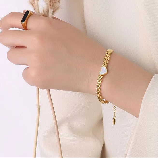 European Design Fashionable Retro Heart-Shaped Shell Bracelet set in 18K Gold Plating