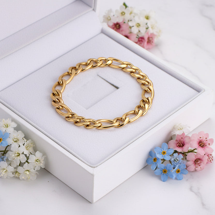 Classic Curb Chain Design Bracelet set in 18K Gold Plating